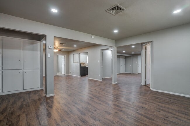 Building Photo - Spacious Four Bedroom in Quiet Community
