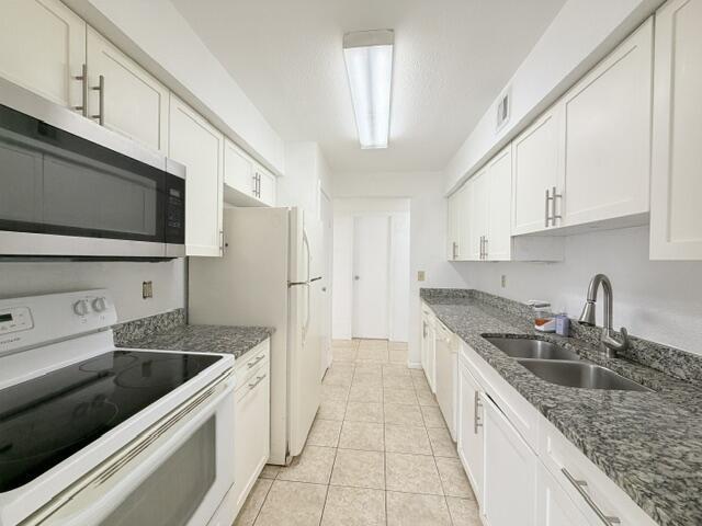 Building Photo - 899 Riverside Dr