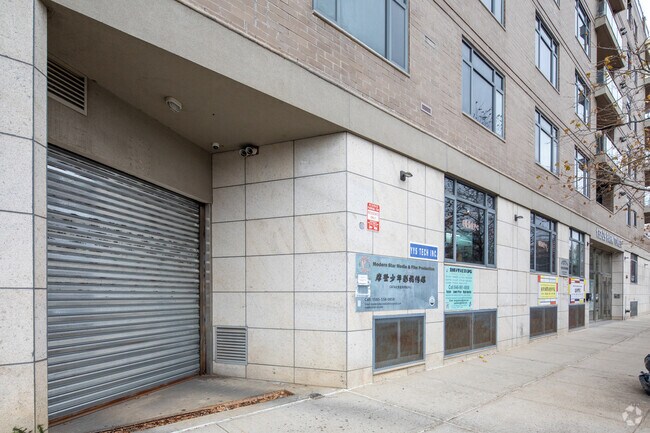 Foto del edificio - 132-29 Blossom Ave