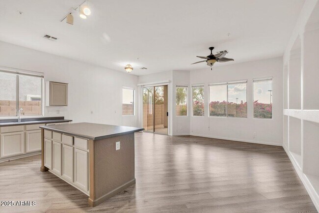 Foto del edificio - 15344 N 102nd St