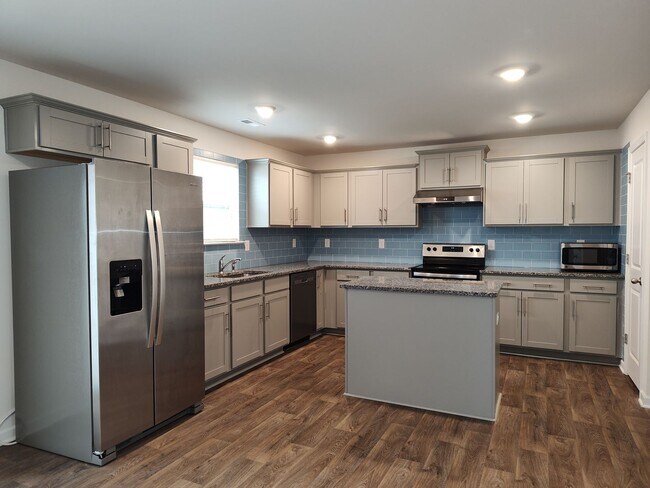 Foto del edificio - Pristine, 3 bedroom, 2.5 bathroom home located in the Stewart Creek States Subdivision!