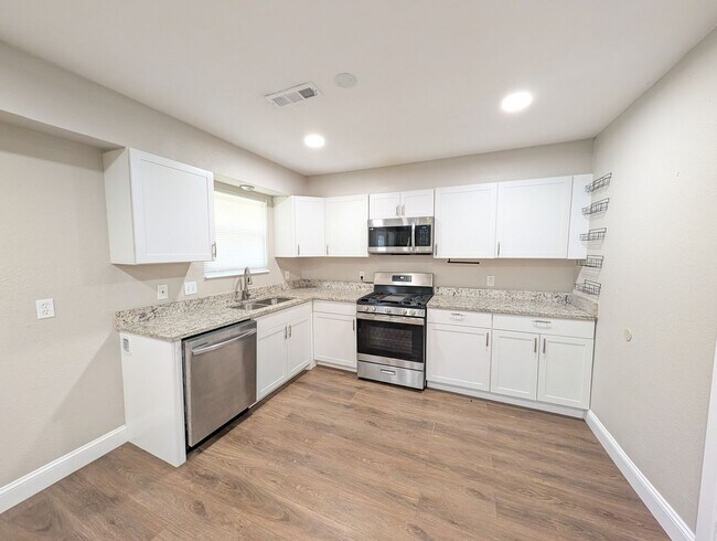 Foto del edificio - 3 Bedroom Beauty in Broken Arrow