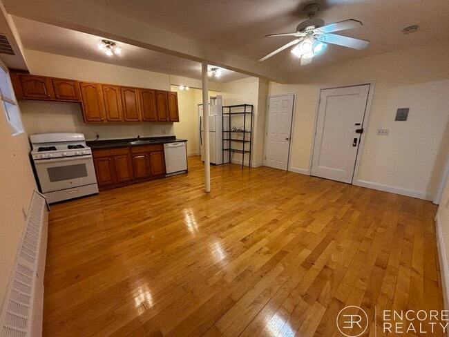 Foto del edificio - 1555 Beacon St