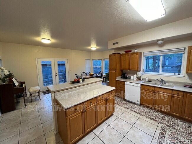Building Photo - 1061 W University Heights Dr S