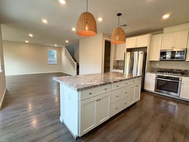 Building Photo - Beautiful 4 Bedroom 3 Full Bath Home in Br...