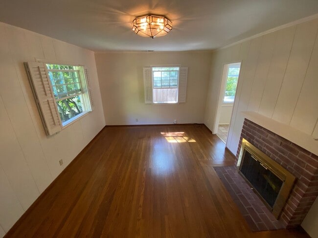 Building Photo - Charming 2BR-1BA Home with Beautiful Backy...