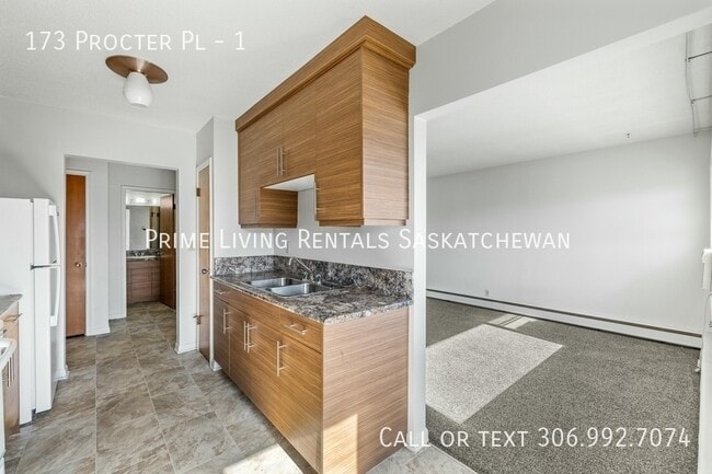 Building Photo - 173 Procter Pl