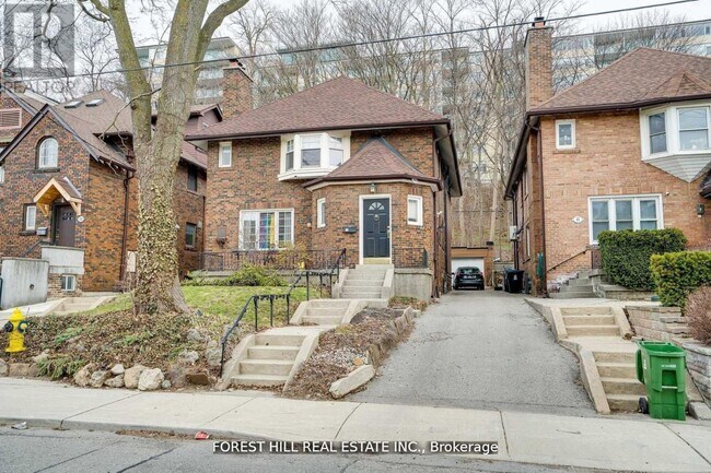 Building Photo - 8 Poplar Plains Crescent