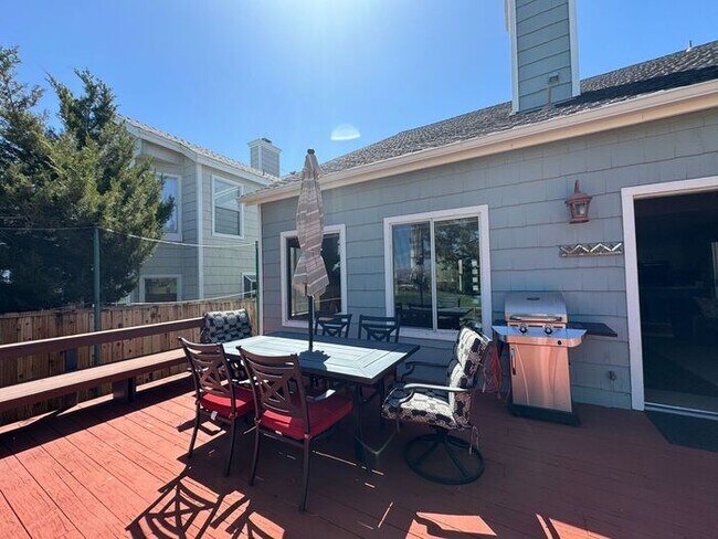 Foto del edificio - 13th Fairway Views at Lakeridge Golf Course, 3 bed / 2.5 bath! Available Now!