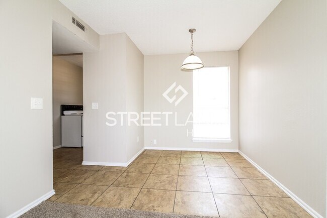 Foto del edificio - Charming Three Bedroom, One Bath Home in M...