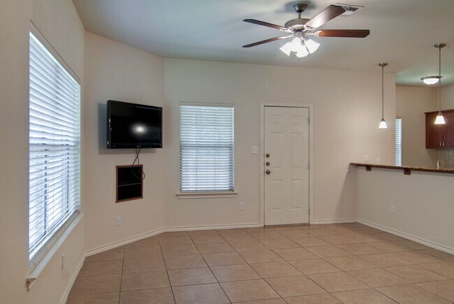 Foto del edificio - Sublease Available for January 1st!! Fantastic 3 Bed, 3 Bath Duplex in Aggies Acres!