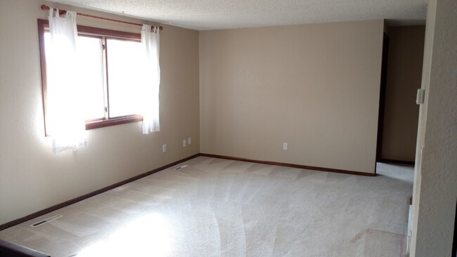 Foto del edificio - Large 3 Bedroom, 2 Bathroom Home in the Th...