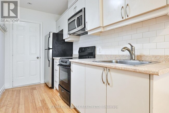 Building Photo - 559 Parliament St