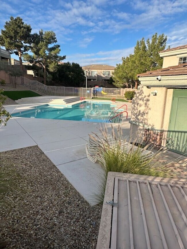 Building Photo - Backyard to the mountains! Gated, private parking