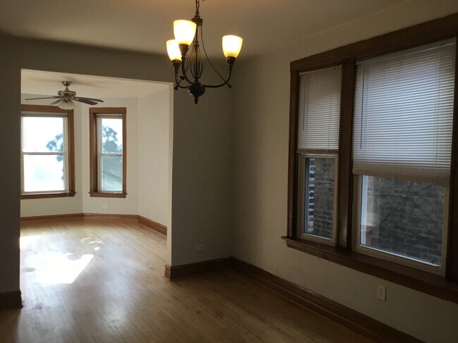 Foto del edificio - 1042 N Oakley Blvd