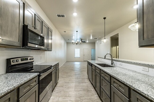 Building Photo - Move in special! Half off first full month...