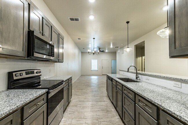 Foto del edificio - Move in special! Half off first full month...