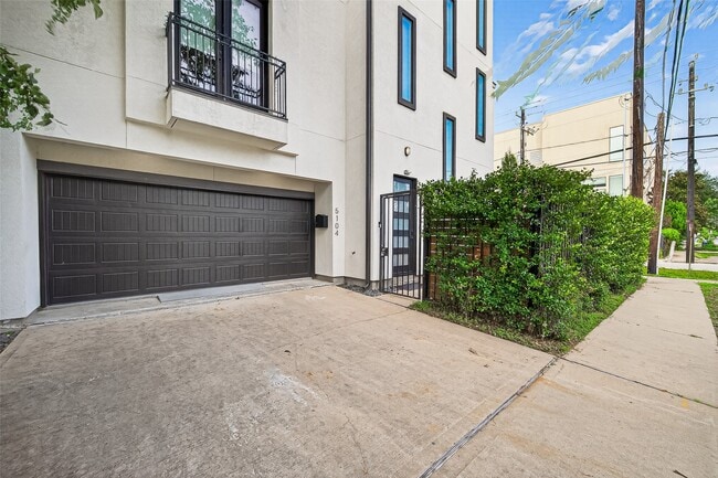 Building Photo - 5104 Lillian St