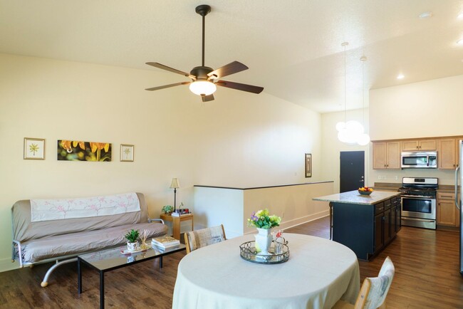 Foto del edificio - $300 SIGNING BONUS! 3 Bedroom Townhome Ava...