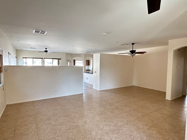 Foto del edificio - 4 bed 2 bath single level home!