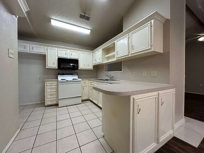 Foto del edificio - Beautiful Town home in upscale area