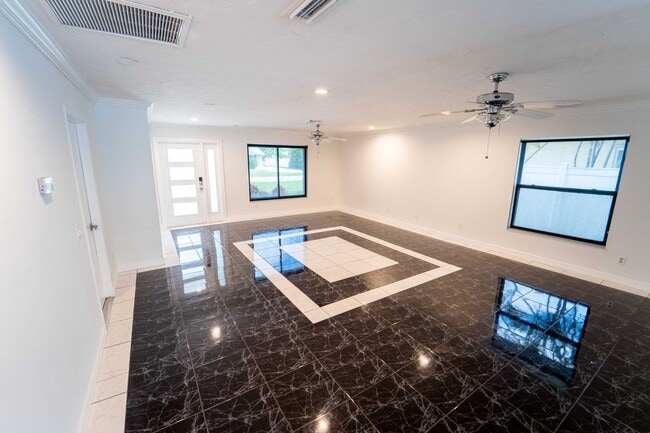 Building Photo - 2-Bedroom, 2-Bath Home with Fenced Backyar...