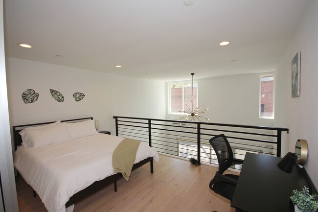 Foto del edificio - Modern Loft In Prime Wallingford Location!