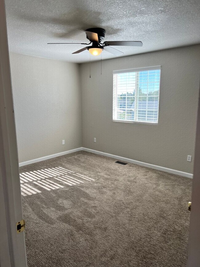 Foto del edificio - 3 Bed 1 Bath Home in Southeast Aurora