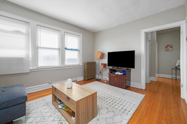Building Photo - Top Floor Spacious 1 Bed + Dining Room wit...