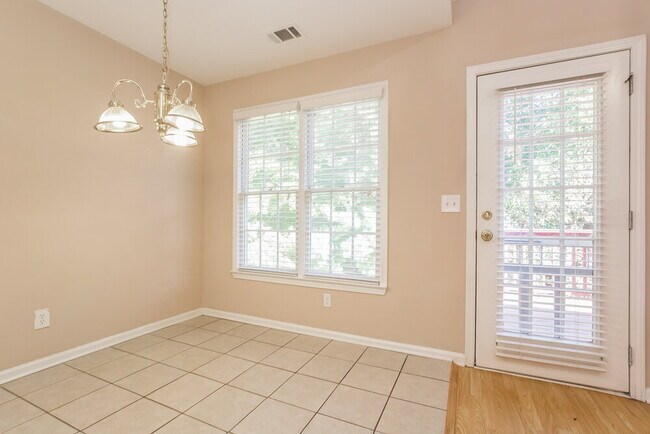 Foto del edificio - 605 Oxford Crest Ct NW