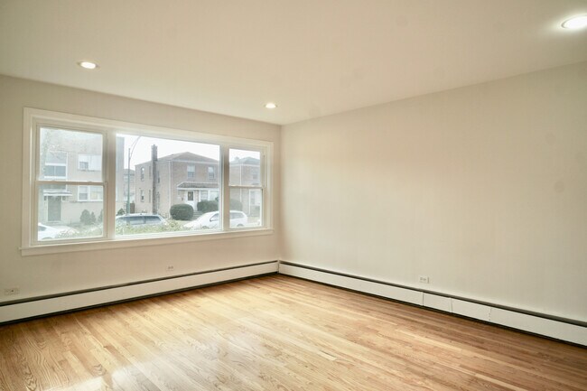 Building Photo - 2724 W Rascher Ave