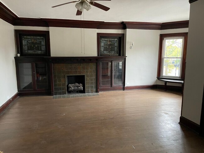 Family Room - 4828 S King Dr