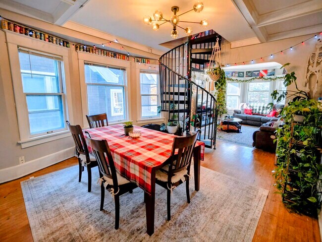 Foto del edificio - 3022 N Frederick Ave