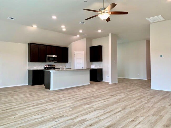 Foto del edificio - 2203 Levant Ln