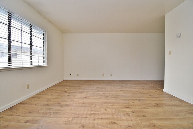 Foto del edificio - COMING SOON! |  $2,390 / 2 BR - CONVENIENT CASTRO VALLEY LIVING: CONDO WITH GARAGE, STORAGE & PLA...
