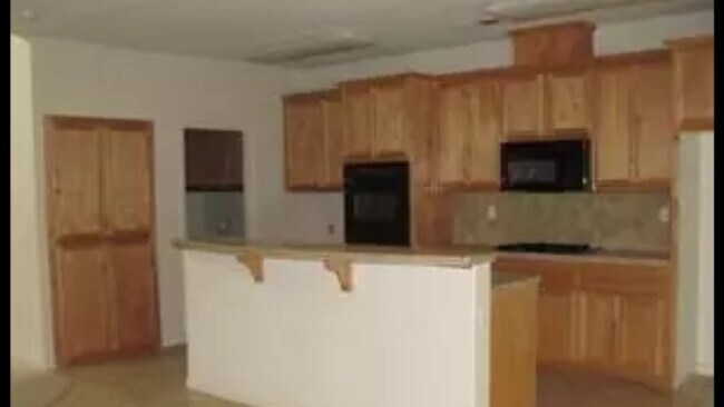 Building Photo - 911 Larch Dr