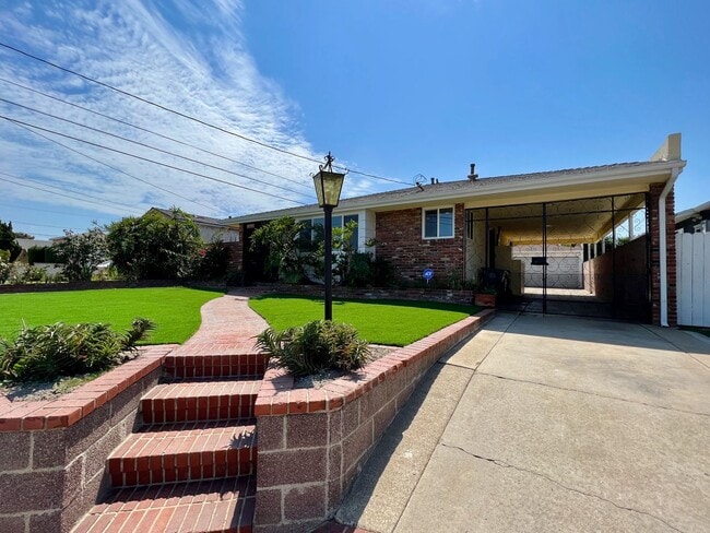 Building Photo - Large 3 Bedroom 2 Bath Home