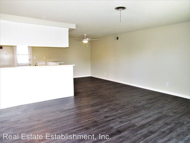 Building Photo - 1541 E Walnut Ave