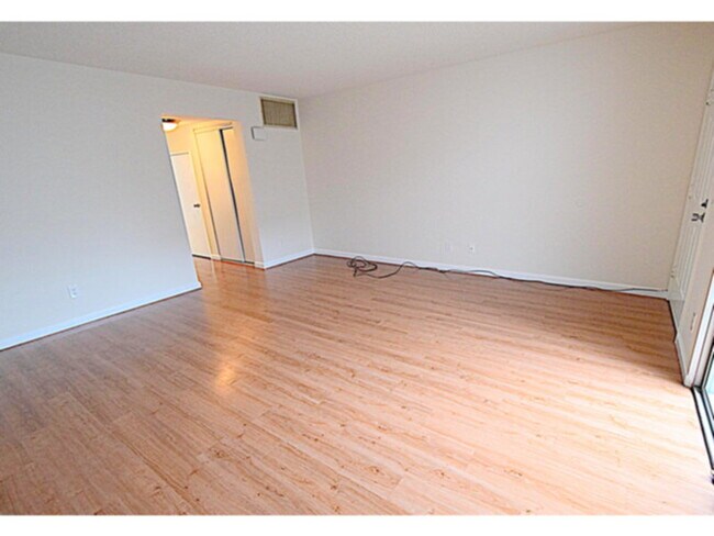 Foto del edificio - DON'T MISS! REMOD. KIT. HDWD FLRS, NEWER F...