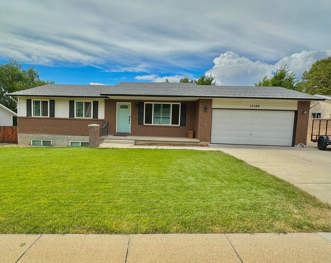 Foto principal - Great 5 Bed 3 Bath Remodeled Home