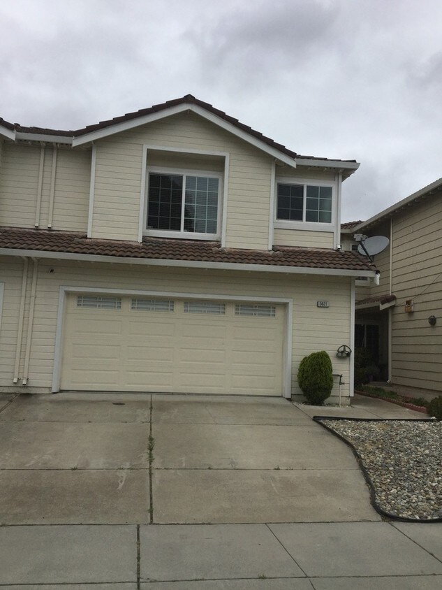 Primary Photo - Beautiful 4 bedroom 2 1/2 bath home on Newark