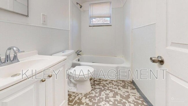 Foto del edificio - 16894 Hubbell Ave