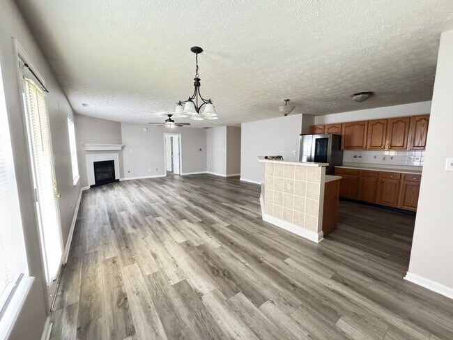 Foto del edificio - 684 Hummingbird Ln