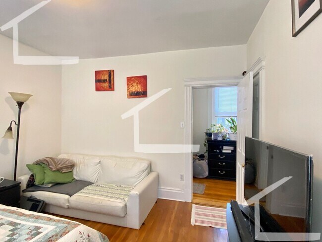 Building Photo - Fantastic Apt Near T w Ht & Hot Water Inc!...