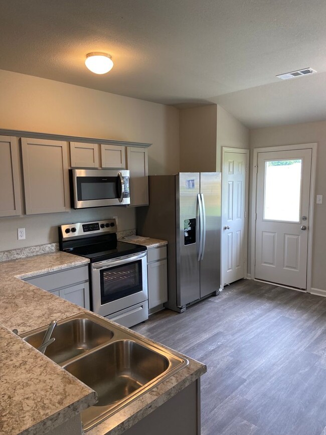 Building Photo - *Pre-leasing* Four Bedroom | Two Bath Home