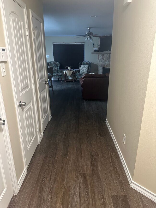 Building Photo - 4 bed 2 bath 1 car garage on Flint Avenue!
