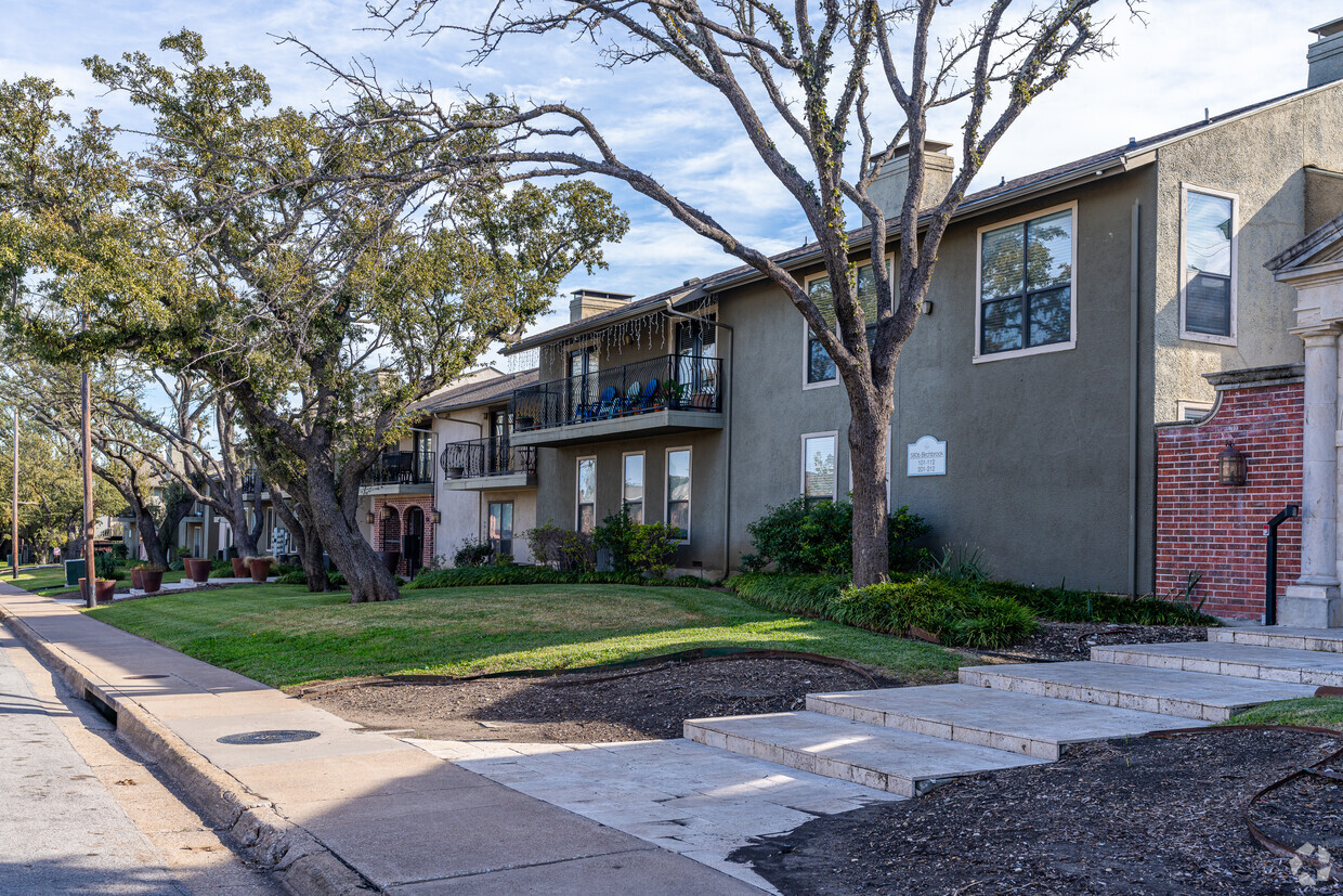 Primary Photo - Newport Apartments