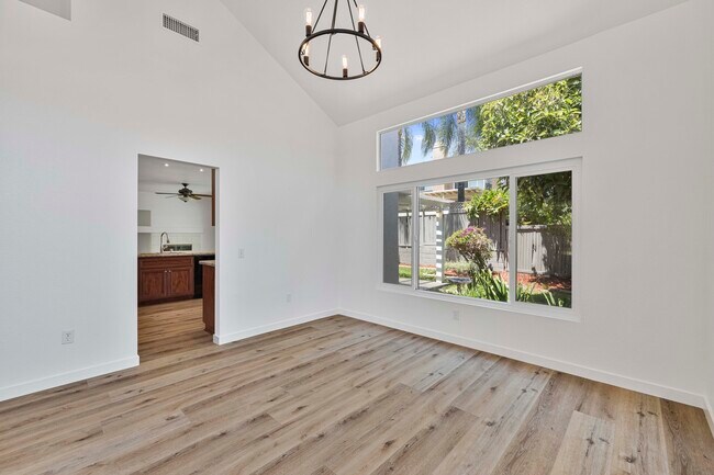 Building Photo - 2472 Notre Dame Cir