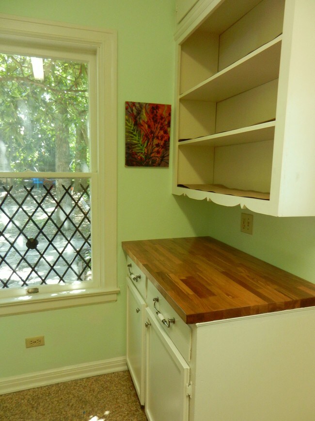 Foto del edificio - 318 E Lullwood Ave