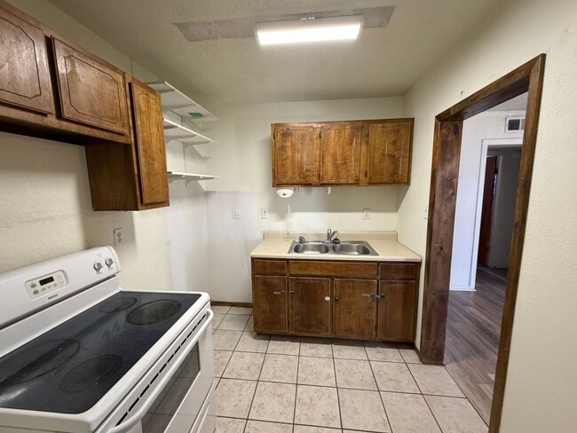 Building Photo - 2 Bed 1 Bath Home